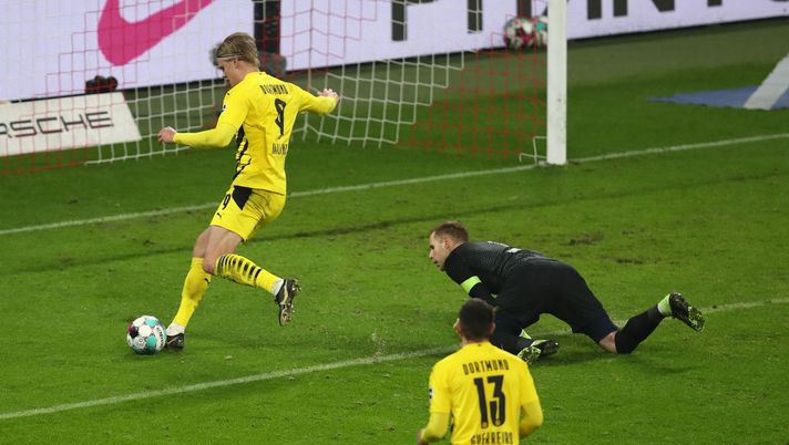 LEIPZIG, GERMANY - JANUARY 09: Erling Haaland of Borussia Dortmund scores their team's third goal past Peter Gulacsi of RB Leipzig during the Bundesliga match between RB Leipzig and Borussia Dortmund at Red Bull Arena on January 09, 2021 in Leipzig, Germany. Sporting stadiums around Germany remain under strict restrictions due to the Coronavirus Pandemic as Government social distancing laws prohibit fans inside venues resulting in games being played behind closed doors. (Photo by Maja Hitij/Getty Images) LEIPZIG, GERMANY - JANUARY 09: Erling Haaland of Borussia Dortmund scores their team's third goal past Peter Gulacsi of RB Leipzig during the Bundesliga match between RB Leipzig and Borussia Dortmund at Red Bull Arena on January 09, 2021 in Leipzig, Germany. Sporting stadiums around Germany remain under strict restrictions due to the Coronavirus Pandemic as Government social distancing laws prohibit fans inside venues resulting in games being played behind closed doors. (Photo by Maja Hitij/Getty Images)
