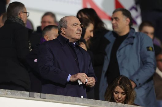 FLORENCE, ITALY - MARCH 04: Rocco Commisso president of ACF Fiorentina looks on during the Serie A match between ACF Fiorentina and AC MIlan at Stadio Artemio Franchi on March 4, 2023 in Florence, Italy. (Photo by Gabriele Maltinti/Getty Images) Il grazie di Rocco Commisso: il messaggio dopo il pareggio con lo Spezia- immagine 2