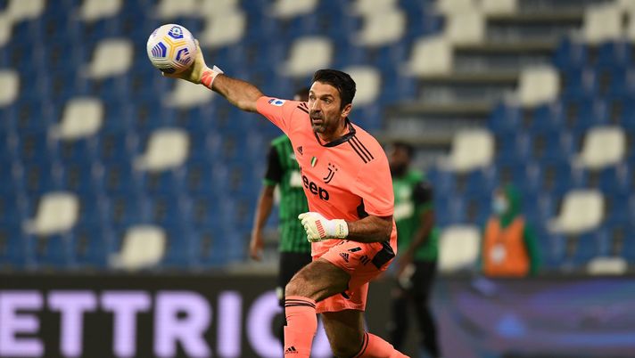 REGGIO NELL'EMILIA, ITALY - MAY 12: Gianluigi Buffon of Juventus in action during the Serie A match between US Sassuolo and Juventus at Mapei Stadium - Città del Tricolore on May 12, 2021 in Reggio nell'Emilia, Italy. Sporting stadiums around Italy remain under strict restrictions due to the Coronavirus Pandemic as Government social distancing laws prohibit fans inside venues resulting in games being played behind closed doors. (Photo by Alessandro Sabattini/Getty Images) REGGIO NELL'EMILIA, ITALY - MAY 12: Gianluigi Buffon of Juventus in action during the Serie A match between US Sassuolo and Juventus at Mapei Stadium - Città del Tricolore on May 12, 2021 in Reggio nell'Emilia, Italy. Sporting stadiums around Italy remain under strict restrictions due to the Coronavirus Pandemic as Government social distancing laws prohibit fans inside venues resulting in games being played behind closed doors. (Photo by Alessandro Sabattini/Getty Images)