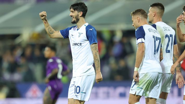 FLORENCE, ITALY - OCTOBER 10: Luis Alberto Romero Alconchel of SS Lazio celebrates after scoring a goal during the Serie A match between ACF Fiorentina and SS Lazio at Stadio Artemio Franchi on October 10, 2022 in Florence, Italy. (Photo by Gabriele Maltinti/Getty Images) Gonzalez, gli agenti già parlano con due top club. E rispunta Luis Alberto - immagine 1