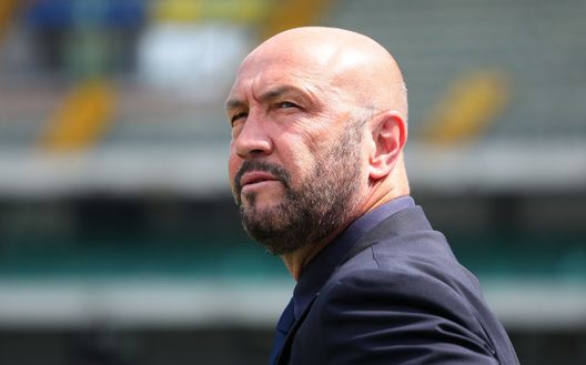 VERONA, ITALY - MAY 06: FC Crotone coach Walter Zenga looks on before the serie A match between AC Chievo Verona and FC Crotone at Stadio Marc'Antonio Bentegodi on May 6, 2018 in Verona, Italy. (Photo by Marco Luzzani/Getty Images) VERONA, ITALY - MAY 06: FC Crotone coach Walter Zenga looks on before the serie A match between AC Chievo Verona and FC Crotone at Stadio Marc'Antonio Bentegodi on May 6, 2018 in Verona, Italy. (Photo by Marco Luzzani/Getty Images)