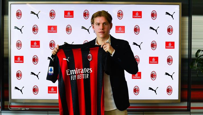Hauge con la maglia del Milan (credits: acmilan.com) 