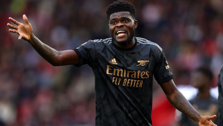 SOUTHAMPTON, ENGLAND - OCTOBER 23: Thomas Partey of Arsenal reacts during the Premier League match between Southampton FC and Arsenal FC at Friends Provident St. Mary's Stadium on October 23, 2022 in Southampton, England. (Photo by Bryn Lennon/Getty Images) Partey-Juve, cosa filtra: la posizione del giocatore e la volontà dell’Arsenal - immagine 1