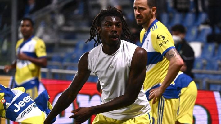 Juventus' Italian forward Moise Kean celebrates scoring his team's second goal during the Italian Serie A football match between Sassuolo and Juventus at the Citta del Tricolore stadium in Reggio Emilia on April 25, 2022. (Photo by MARCO BERTORELLO / AFP) (Photo by MARCO BERTORELLO/AFP via Getty Images) Kean: “Messaggio per il prossimo anno? Io mi faccio trovare pronto, do tutto per la Juve” - immagine 1