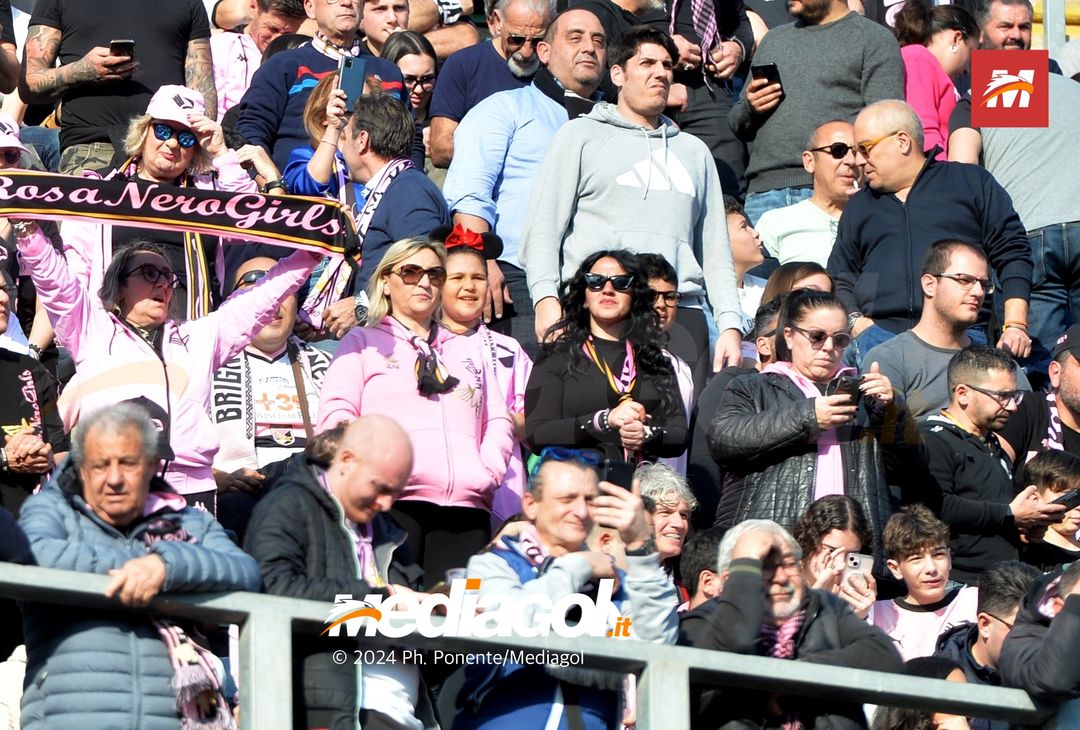 FOTOTIFO Palermo-Como 3-0, gli scatti ai tifosi al “Renzo Barbera” (GALLERY) - immagine 152