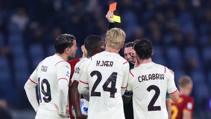 ROME, ITALY - OCTOBER 31: Theo Hernandez of AC Milan is shown a red card by Referee, Fabio Maresca during the Serie A match between AS Roma and AC Milan at Stadio Olimpico on October 31, 2021 in Rome, Italy. (Photo by Paolo Bruno/Getty Images) L’EDITORIALE DI MAURO SUMA – Il derby senza Theo Hernandez - immagine 1