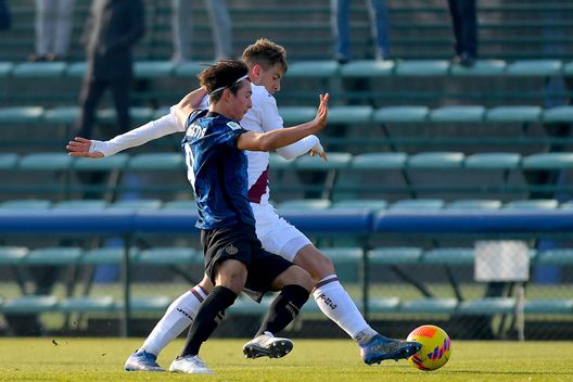 MILAN, ITALY - DECEMBER 22: Oliver Jurgens of FC Internazionale in action during the Primavera 1 match between FC Internazionale U19 and Torino FC at Suning Youth Development Centre in memory of Giacinto Facchetti on December 22, 2021 in Milan, Italy. (Photo by Mattia Pistoia - Inter/Inter via Getty Images) Torino Primavera, arriva l’Inter: granata a caccia della terza vittoria di fila- immagine 3