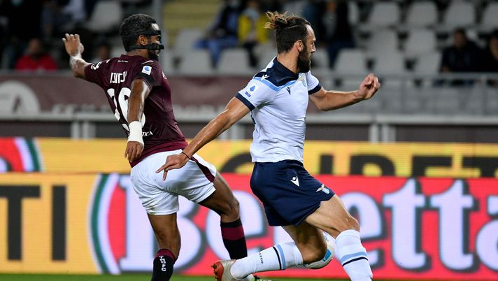 TURIN, ITALY - SEPTEMBER 23: Vedat Muriqi of SS Lazio compete for the ball with Koffi Djidji of Torino FC during the Serie A match between Torino FC v SS Lazio at Stadio Olimpico di Torino on September 23, 2021 in Turin, Italy. (Photo by Marco Rosi - SS Lazio/Getty Images)