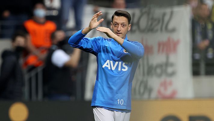 FRANKFURT AM MAIN, GERMANY - SEPTEMBER 16: Mesut Ozil of Fenerbahce acknowledges the fans as he warms up prior to the UEFA Europa League group D match between Eintracht Frankfurt and Fenerbahce at Deutsche Bank Park on September 16, 2021 in Frankfurt am Main, Germany. (Photo by Alex Grimm/Getty Images) FRANKFURT AM MAIN, GERMANY - SEPTEMBER 16: Mesut Ozil of Fenerbahce acknowledges the fans as he warms up prior to the UEFA Europa League group D match between Eintracht Frankfurt and Fenerbahce at Deutsche Bank Park on September 16, 2021 in Frankfurt am Main, Germany. (Photo by Alex Grimm/Getty Images)