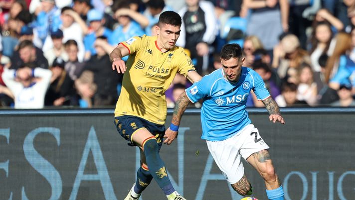 NAPLES, ITALY - FEBRUARY 17: Matteo Politano of SSC Napoli battles for possession with Johan Vasquez of Genoa CFC during the Serie A TIM match between SSC Napoli and Genoa CFC - Serie A TIM at Stadio Diego Armando Maradona on February 17, 2024 in Naples, Italy. (Photo by Francesco Pecoraro/Getty Images) Le immagini del primo tempo di Napoli-Genoa