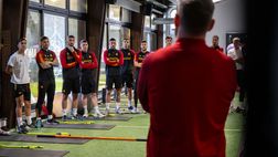 Abbracci e discorso, la “prima” di De Rossi. E stanotte dorme a Trigoria