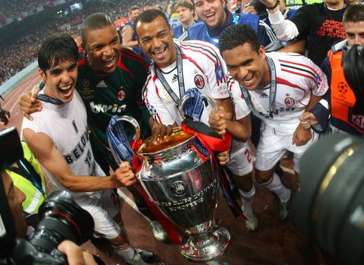  Nelson Dida e alcuni compagni dopo la vittoria della Champions (GETTY Images) 