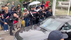 VIDEO / Il saluto, ma nessuna dichiarazione: l’uscita di Berlusconi dal San Raffaele