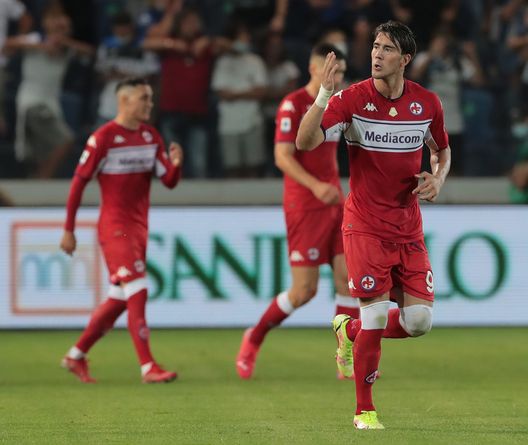 BERGAMO, ITALY - SEPTEMBER 11: Dusan Vlahovic of ACF Fiorentina celebrates after scoring the opening goal during the Serie A match between Atalanta BC and ACF Fiorentina at Gewiss Stadium on September 11, 2021 in Bergamo, Italy. (Photo by Emilio Andreoli/Getty Images) BERGAMO, ITALY - SEPTEMBER 11: Dusan Vlahovic of ACF Fiorentina celebrates after scoring the opening goal during the Serie A match between Atalanta BC and ACF Fiorentina at Gewiss Stadium on September 11, 2021 in Bergamo, Italy. (Photo by Emilio Andreoli/Getty Images)