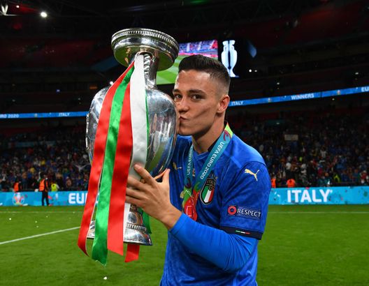 LONDON, ENGLAND - JULY 11: Giacomo Raspadori of Italy celebrates with The Henri Delaunay Trophy following his team's victory in the UEFA Euro 2020 Championship Final between Italy and England at Wembley Stadium on July 11, 2021 in London, England. (Photo by Claudio Villa/Getty Images) Raspadori: “Volevamo lanciare un segnale, ci siamo rialzati subito ora proseguiamo con coraggio e umiltà” - immagine 1