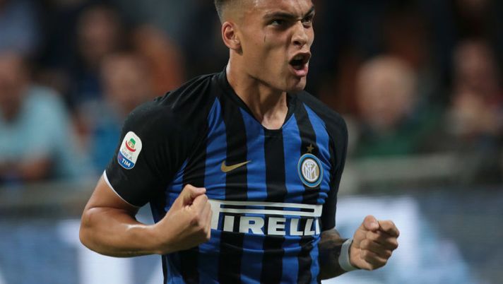 MILAN, ITALY - SEPTEMBER 29: Lautaro Martinez of FC Internazionale celebrates after scoring the opening goal during the Serie A match between FC Internazionale and Cagliari at Stadio Giuseppe Meazza on September 29, 2018 in Milan, Italy. (Photo by Emilio Andreoli/Getty Images) Inter, la Gazzetta: “Conte cambia idea per la coppia d’attacco titolare col Lecce” - immagine 1