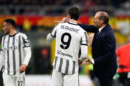 MILAN, ITALY - OCTOBER 08: head coach of Juventus Massimiliano Allegri gives instructions to his player Dusan Vlahovic during the Serie A match between AC Milan and Juventus at Stadio Giuseppe Meazza on October 08, 2022 in Milan, Italy. (Photo by Daniele Badolato - Juventus FC/Juventus FC via Getty Images) Consigli Fantacalcio, 5 attaccanti per la 25a giornata: Vlahovic e Laurientè prime scelte. Muriel bestia nera!- immagine 2