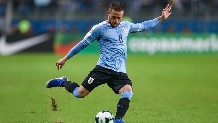 PORTO ALEGRE, BRAZIL - JUNE 20: Nahitan Nández of Uruguay kicks the ball during the Copa America Brazil 2019 group C match between Uruguay and Japan at Arena do Gremio on June 20, 2019, in Porto Alegre, Brazil. (Photo by Lucas Uebel/Getty Images) 