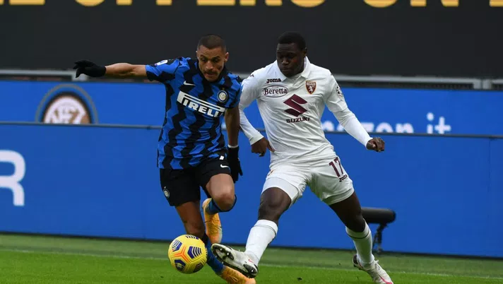 MILAN, ITALY - NOVEMBER 22:  Alexis Sanchez of FC Internazionale competes for the ball with Wilfried Singo of Torino FC during the Serie A match between FC Internazionale and Torino FC at Stadio Giuseppe Meazza on November 22, 2020 in Milan, Italy.  (Photo by Pier Marco Tacca - Inter/Inter via Getty Images)