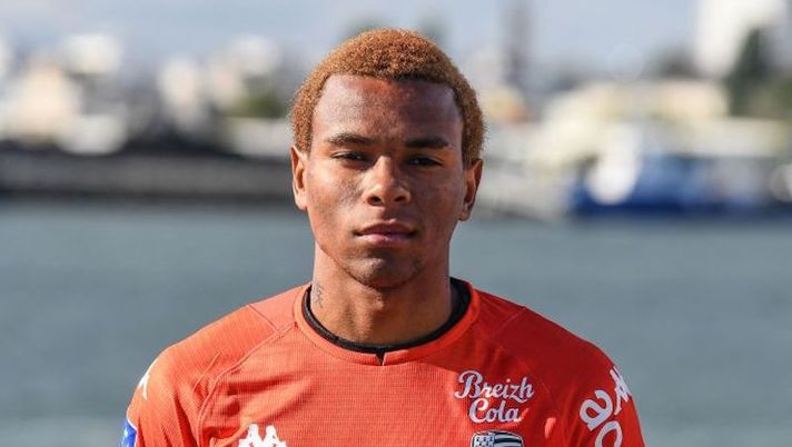 Lorient's French forward Armand Lauriente poses in Locmiquelic, western France, on September 16, 2021. (Photo by Fred TANNEAU / AFP) (Photo by FRED TANNEAU/AFP via Getty Images) Sassuolo, la probabile formazione senza Berardi: le novità su Thorstvedt e Laurienté - immagine 1