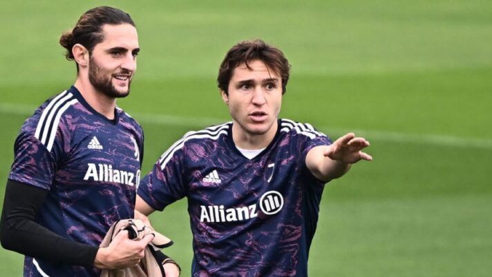 Juventus' French midfielder Adrien Rabiot (L) and Juventus' Italian forward Federico Chiesa take part in a training session at JTC Continassa in Turin on October 24, 2022, on the eve of their UEFA Champions League Group H second leg football match against SL Benfica, held at the Luz Stadium in Lisbon. (Photo by MARCO BERTORELLO / AFP) (Photo by MARCO BERTORELLO/AFP via Getty Images) Juve, Chiesa e Rabiot ancora a parte: cosa filtra in vista dell’Empoli. Su Tiago Djalò… - immagine 1