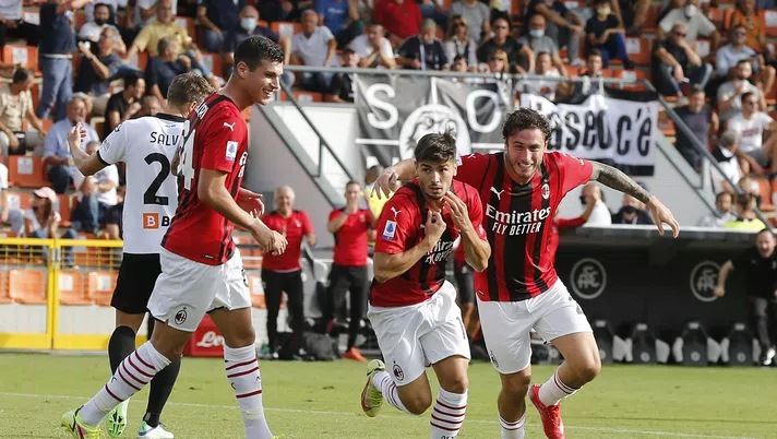 LA SPEZIA, ITALY - SEPTEMBER 25: Brahim Diaz of AC Milan celebrates after scoring a goal during the Serie A match between Spezia Calcio and AC Milan at Stadio Alberto Picco on September 25, 2021 in La Spezia, Italy.  (Photo by Gabriele Maltinti/Getty Images)
