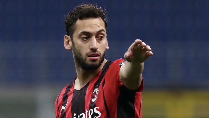 Hakan Calhanoglu (centrocampista AC Milan), qui durante Milan-Cagliari 0-0 (Serie A 2020-2021) | News (Getty Images) 