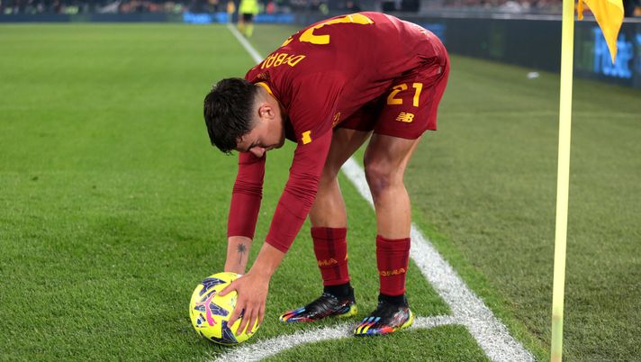 ROME, ITALY - JANUARY 15: Paulo Dybala of AS Roma prepares totake a corner during the Serie A match between AS Roma and ACF Fiorentina at Stadio Olimpico on January 15, 2023 in Rome, Italy. (Photo by Paolo Bruno/Getty Images) Fantacalcio Serie A: calci di punizione e angoli, chi li batterà? - immagine 1