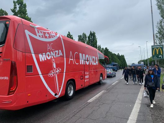 FOTO Monza-Napoli, arrivato il pullman della squadra di casa- immagine 2