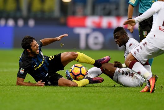  MILAN, ITALY - OCTOBER 26: Joao Mario of FC Internazionale (L) and Ebenezer Afriyie Acquah of FC Torino compete for the ball during the Serie A match between FC Internazionale and FC Torino at Stadio Giuseppe Meazza on October 26, 2016 in Milan, Italy. (Photo by Claudio Villa - Inter/Inter via Getty Images) 