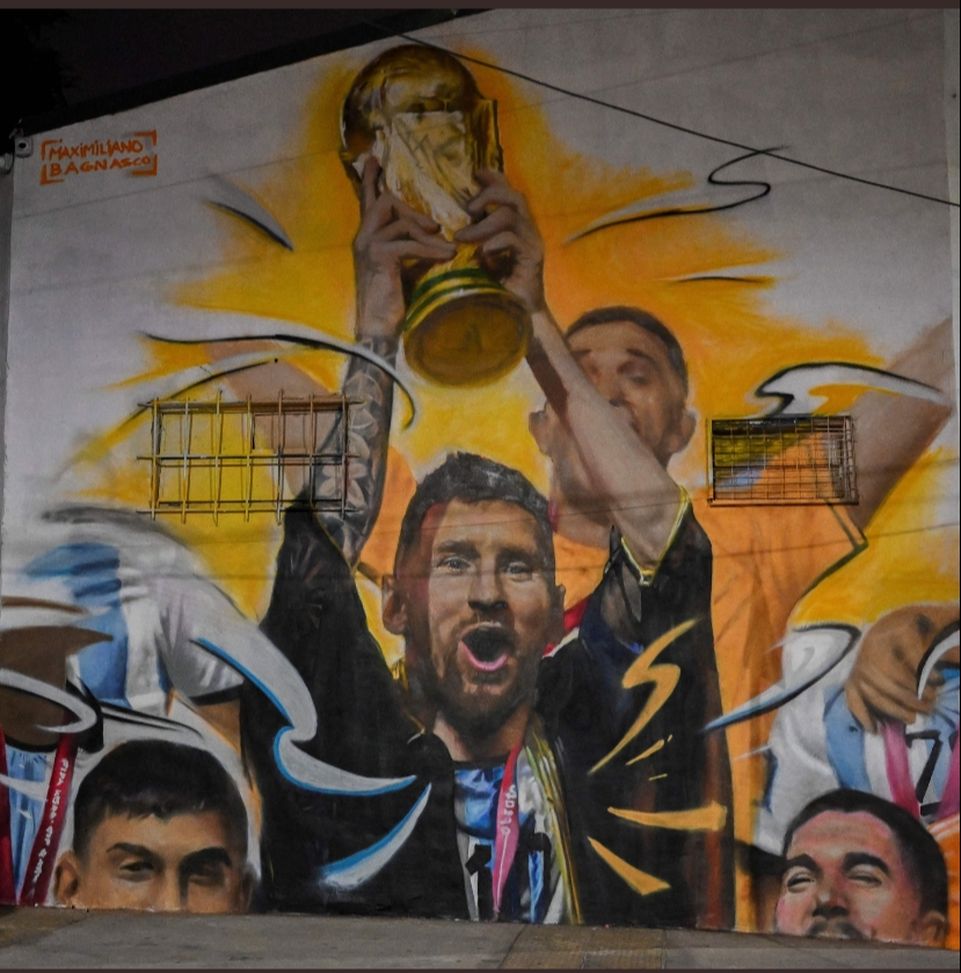 Argentina, gigantesco murale per la festa Mondiale: c’è Dybala accanto a Messi – FOTO - immagine 1