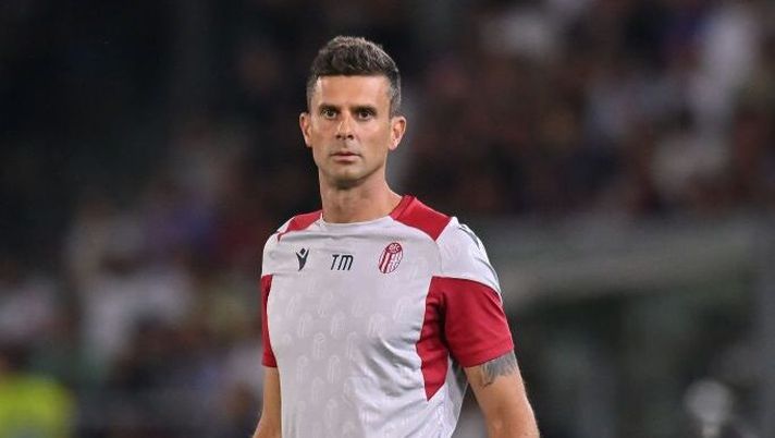 BOLOGNA, ITALY - AUGUST 21: Thiago Motta head coach of Bologna FC reacts during the Serie A TIM match between Bologna FC and AC Milan at Stadio Renato Dall'Ara on August 21, 2023 in Bologna, Italy. (Photo by Alessandro Sabattini/Getty Images) Motta: “La verità sul ruolo di Karlsson! Fabbian, Dominguez, Orsolini, Barrow e Zirkzee…” - immagine 1