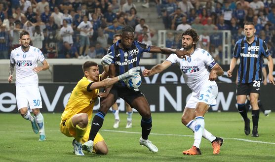 BERGAMO, ITALY - MAY 21: Duvan Zapata (C) of Atalanta BC competes for the ball with Guglielmo Vicario (L) and Sebastiano Luperto (R) of Empoli Calcio during the Serie A match between Atalanta BC and Empoli FC at Gewiss Stadium on May 21, 2022 in Bergamo, Italy. (Photo by Marco Luzzani/Getty Images) Vicario, aumenta la concorrenza: un’altra pretendente si unisce all’asta- immagine 2
