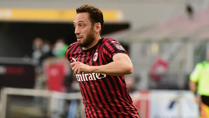 Hakan Calhanoglu, centrocampista del Milan (credits: GETTY Images)