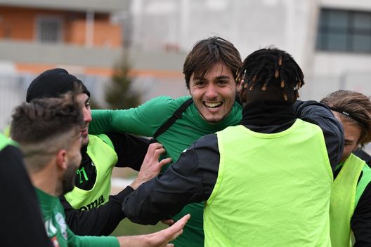  Soleri esulta dopo aver segnato al Catanzaro 