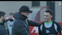 VIDEO / Klopp e Alexander-Arnold, che tenerezza in allenamento!