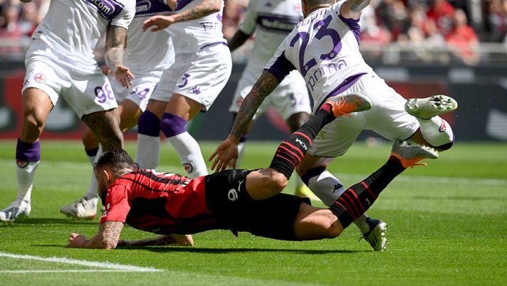 MILAN, ITALY - MAY 01: Olivier Giroud of AC Milan competes for the ball with Lorenzo Venuti of ACF Fiorentina during the Serie A match between AC Milan and ACF Fiorentina at Stadio Giuseppe Meazza on May 01, 2022 in Milan, Italy. (Photo by Claudio Villa/AC Milan via Getty Images) Fiorentina, basta regalare punti: anche tu hai un obiettivo - immagine 1