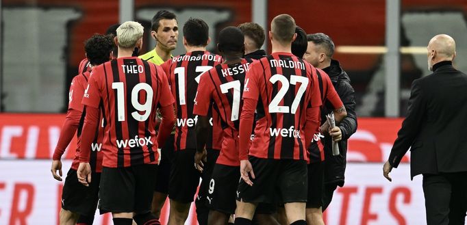 Le proteste dei giocatori rossoneri durante Milan-Udinese 1-1 (Serie A 2021-2022) | AC Milan News (Getty Images) Milan-Udinese 1-1 Serie A 2021-2022
