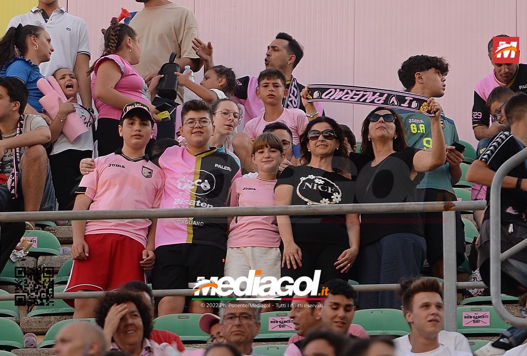 Fototifo, facce da Serie B. I tifosi allo stadio per Palermo-Padova 1-0 - immagine 4