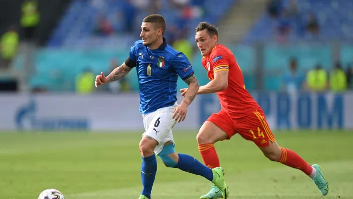 ROME, ITALY - JUNE 20: Marco Verratti of Italy runs with the ball whilst under pressure from Connor Roberts of Wales during the UEFA Euro 2020 Championship Group A match between Italy and Wales at Olimpico Stadium on June 20, 2021 in Rome, Italy. (Photo by Mike Hewitt/Getty Images)