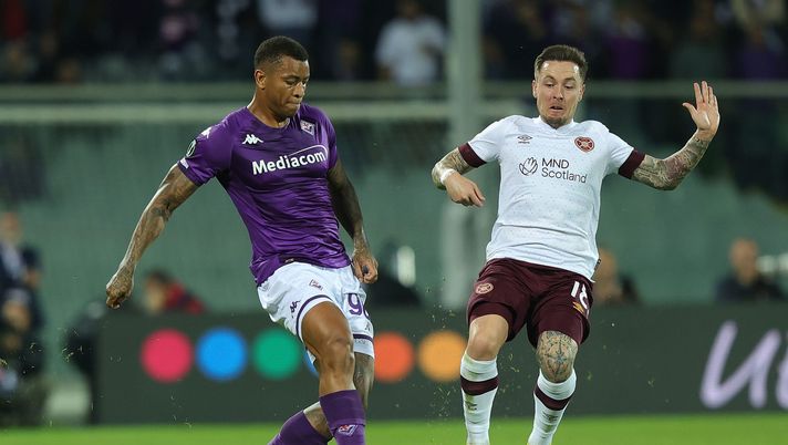 FLORENCE, ITALY - OCTOBER 13: Igor Julio dos Santos de Paulo of ACF Fiorentina in action as Barrie McKay of Heart of Midlothian FC during the UEFA Europa Conference League group A match between ACF Fiorentina and Heart of Midlothian at Stadio Artemio Franchi on October 13, 2022 in Florence, Italy. (Photo by Gabriele Maltinti/Getty Images) Ribaltata la situazione: gli Hearts sciupano, la Fiorentina colpisce spietata - immagine 1