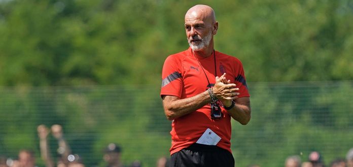 Stefano Pioli (allenatore AC Milan) durante una sessione di allenamento a Milanello | Milan News (Getty Images) Stefano Pioli AC Milan Milanello