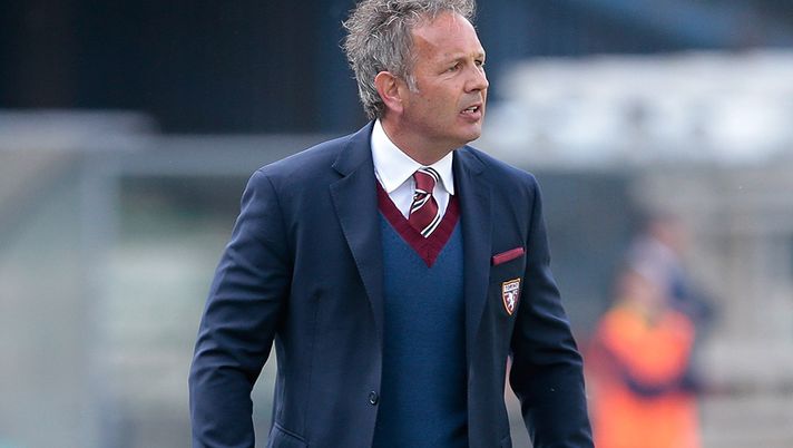 VERONA, ITALY - APRIL 23:  Torino FC manager Sinisa Mihajlovic issues instructions to his players during the Serie A match between AC ChievoVerona and FC Torino at Stadio Marc'Antonio Bentegodi on April 23, 2017 in Verona, Italy.  (Photo by Emilio Andreoli/Getty Images) 