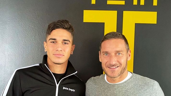 Totti, regalo a Volpato con dedica: “Futuro campione” – FOTO - immagine 1