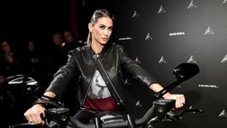 Melissa Satta, vacanza da single nella sua Sardegna: in attesa di una telefonata importante