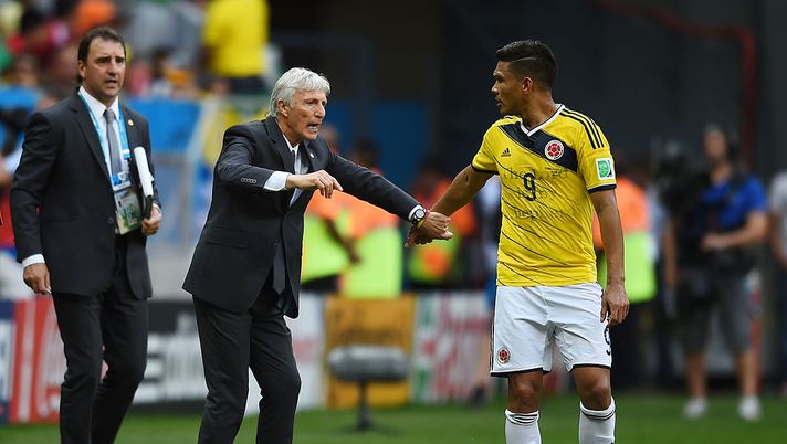BRASILIA, BRAZIL - JUNE 19:  Head coach Jose Pekerman of Colombia speaks to Teofilo Gutierrez during the 2014 FIFA World Cup Brazil Group C match between Colombia and Cote D'Ivoire at Estadio Nacional on June 19, 2014 in Brasilia, Brazil.  (Photo by Christopher Lee/Getty Images) 