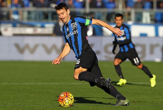 BERGAMO, ITALY - NOVEMBER 22: Gianpaolo Bellini of Atalanta BC in action during the Serie A match between Atalanta BC and Torino FC at Stadio Atleti Azzurri d'Italia on November 22, 2015 in Bergamo, Italy. (Photo by Marco Luzzani/Getty Images) BERGAMO, ITALY - NOVEMBER 22: Gianpaolo Bellini of Atalanta BC in action during the Serie A match between Atalanta BC and Torino FC at Stadio Atleti Azzurri d'Italia on November 22, 2015 in Bergamo, Italy. (Photo by Marco Luzzani/Getty Images)