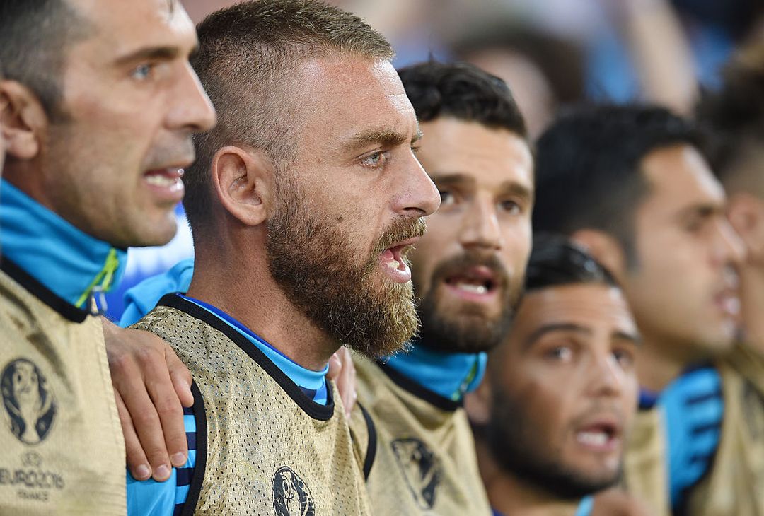  LILLE, FRANCE - JUNE 22: Daniele De Rossi of Italy is seen on the bench prior to the UEFA EURO 2016 Group E match between Italy and Republic of Ireland at Stade Pierre-Mauroy on June 22, 2016 in Lille, France.  (Photo by Claudio Villa/Getty Images) 