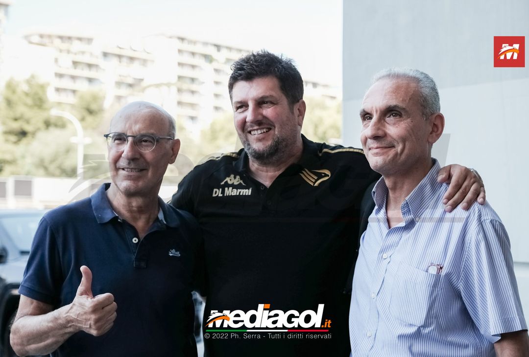 FOTO RITIRO PALERMO, Mister Baldini scatta selfie con i tifosi (Gallery) - immagine 8