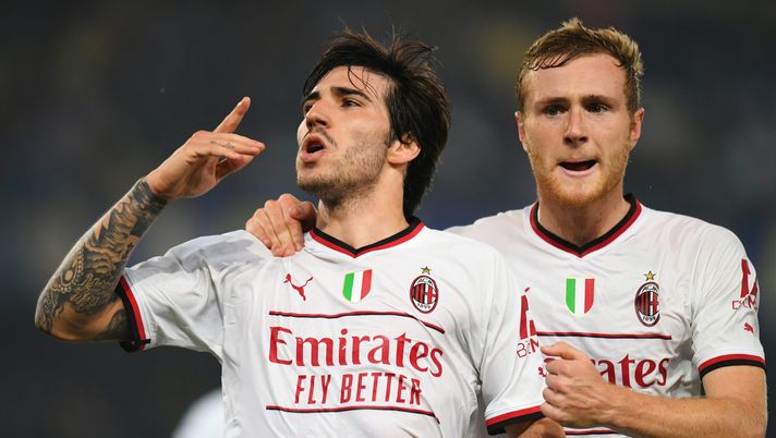 VERONA, ITALY - OCTOBER 16: Sandro Tonali of AC Milan celebrates with teammate Tommaso Pobega after scoring their team's second goal during the Serie A match between Hellas Verona and AC MIlan at Stadio Marcantonio Bentegodi on October 16, 2022 in Verona, Italy. (Photo by Alessandro Sabattini/Getty Images) Tonali a DAZN: “Dobbiamo giocare come sappiamo fare per vincere” - immagine 1